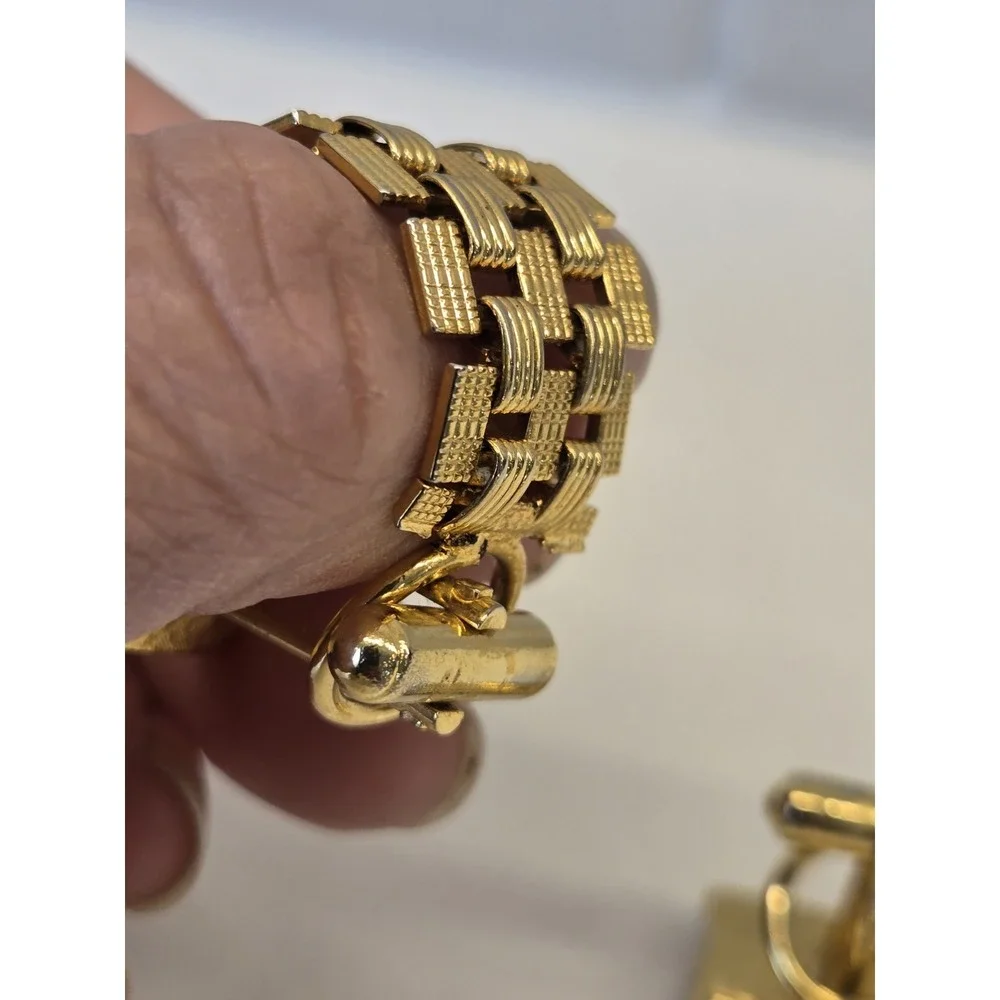 Vintage Gold Tone Cufflinks With Red‎ Stone